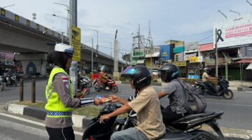 Satgas Preemtif Operasi Keselamatan Seulawah 2026 Edukasi Masyarakat Tertib Berlalu Lintas Melalui Pembagian Brosur